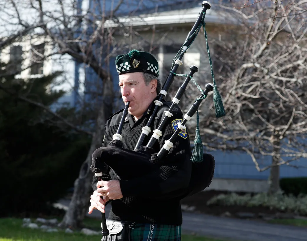 ريان خلال العزف في شوارع بافلو