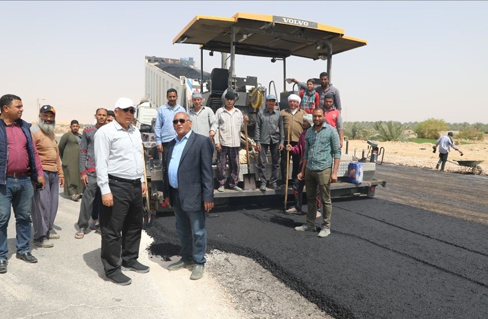 محافظ الوادى الجديد يتفقد اعمال رصف طريق البرمودى