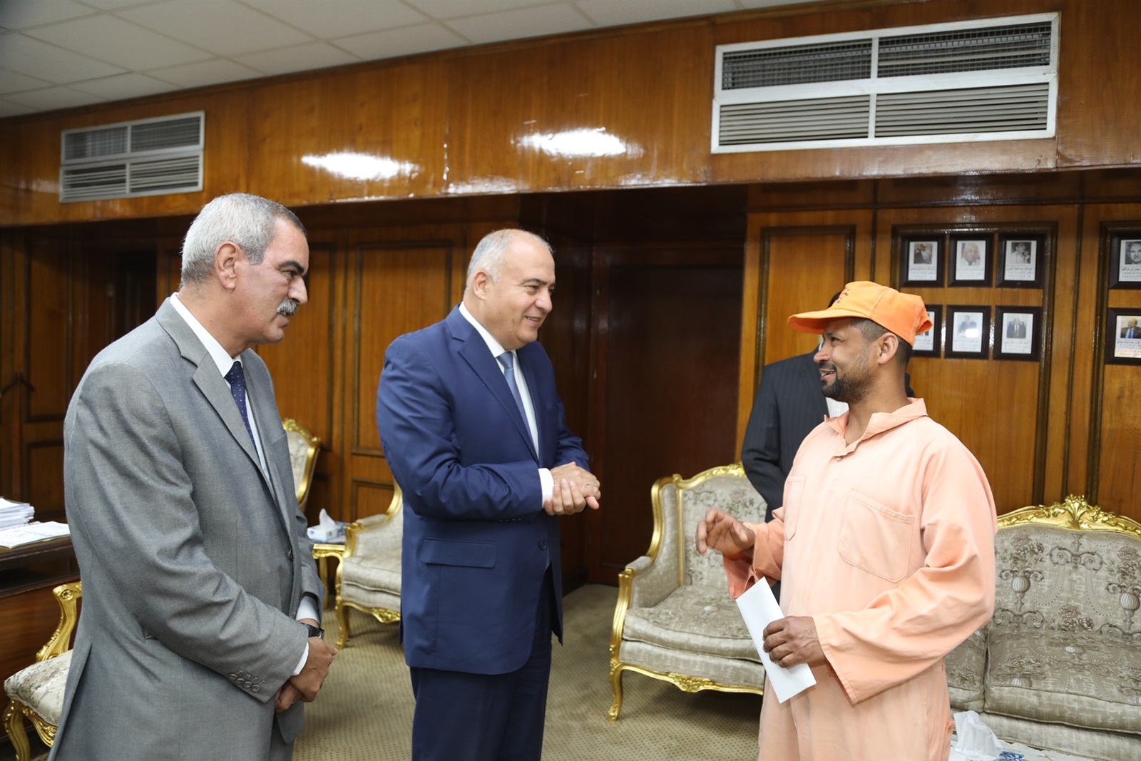 اللواء أشرف الداودي يكرم العمال 