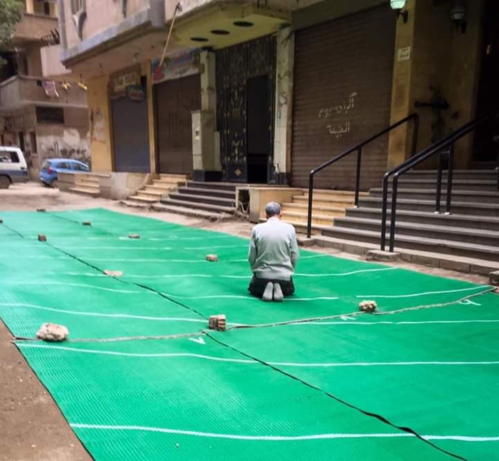 صلاة الجمعة على أسطح المنازل أو الطرقات .. هل تصح ؟