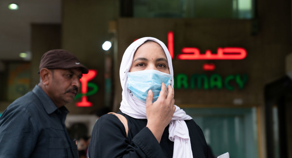 سيدة ترتدي كمامة
