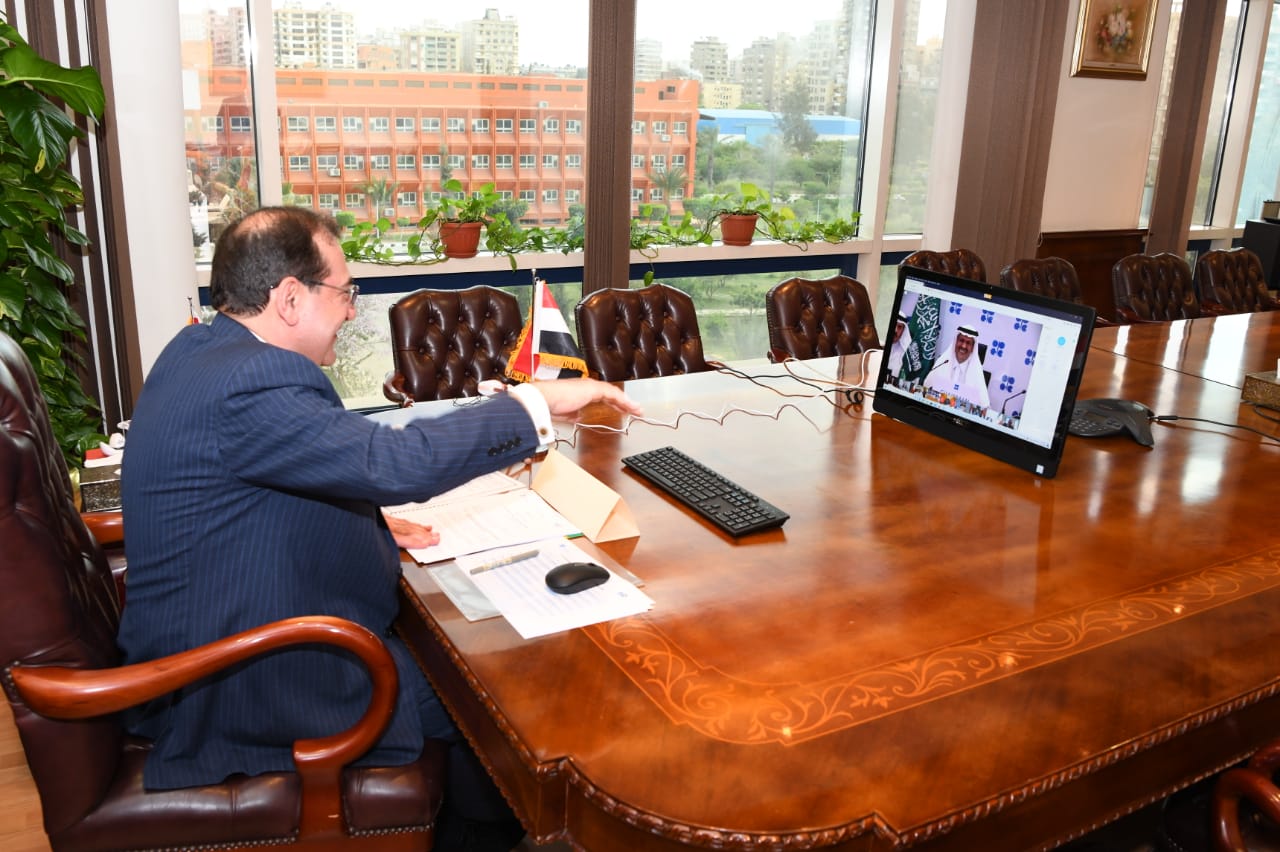 وزير البترول خلال الإجتماع