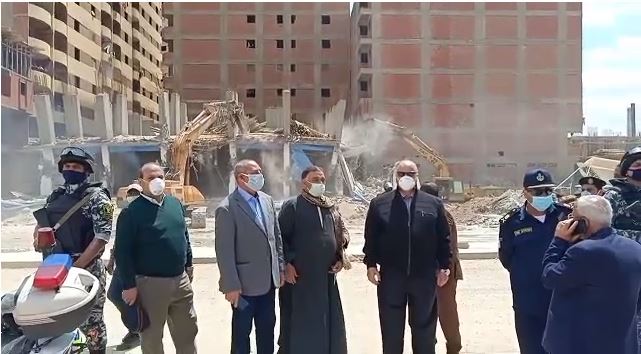 محافظ القاهرة يزيل ١٠ مبانى بدون ترخيص على ترعة الطوارئ