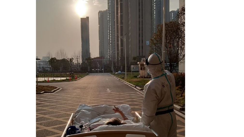 صورة المسن مع طبيبه المعالج تحت أشعة الشمس