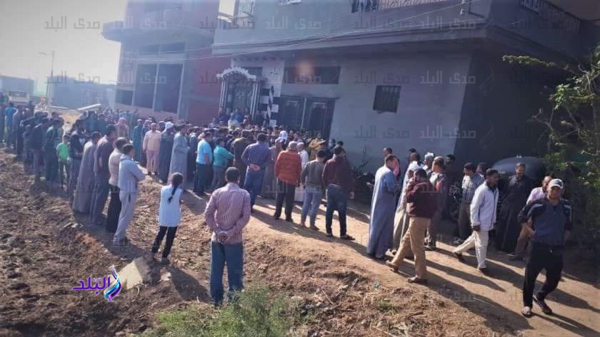 أهالي قرية الطبيبة المتوفاه