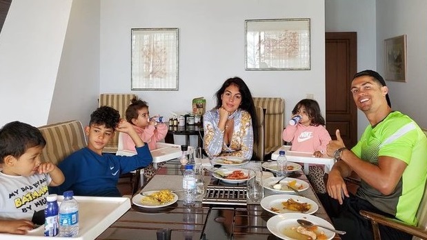 رونالدو رفقة أسرته