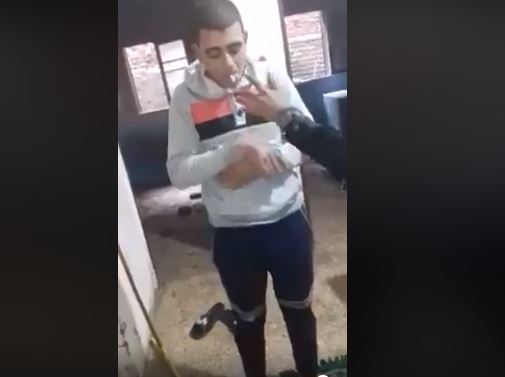 المتهم بتدخين السجائر اثناء الصلاة 