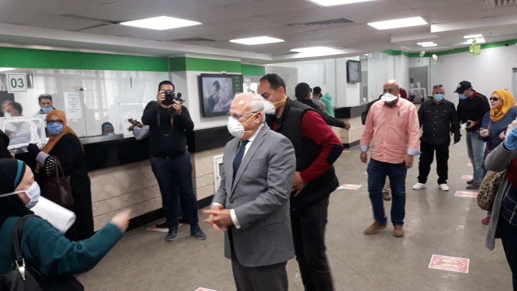 محافظ بورسعيد يتابع صرف منحة العمالة غير المنتظمة 