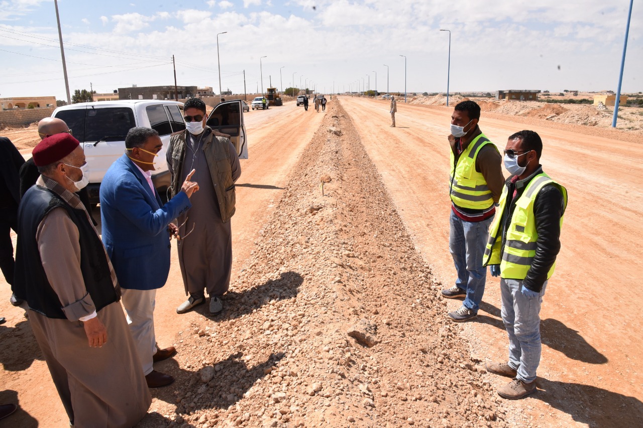 محافظ مطروح يتفقد رصف مدخل مدينة مرسي مطروح