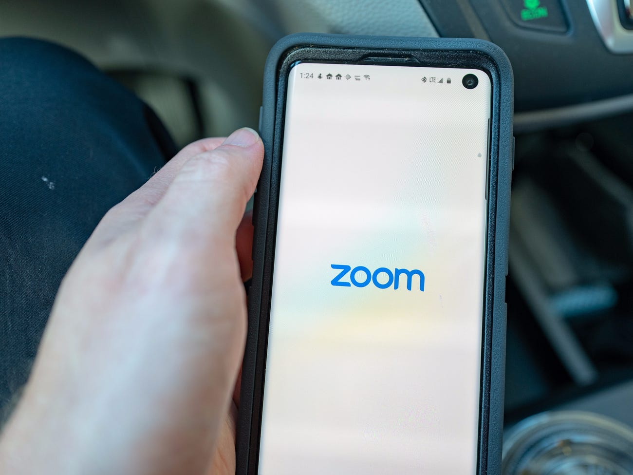 لحماية نفسك.. كيف تحذف حسابك على زووم ZOOM