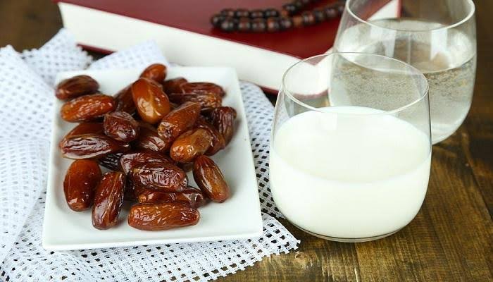 خلط اللبن بالتمر حرام.. الإفتاء ترد 