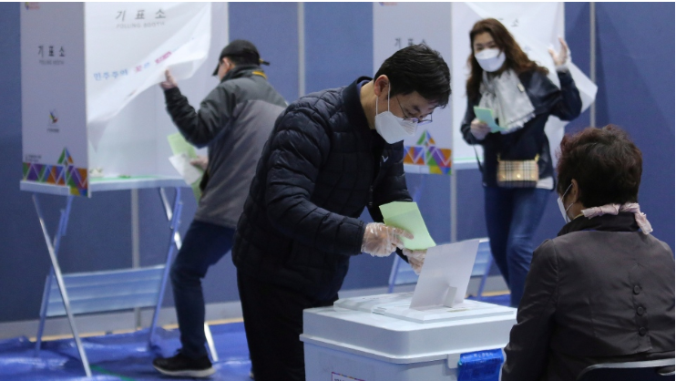 كوريا الجنوبية تبدأ انتخابات عامة وسط تفشي كورونا