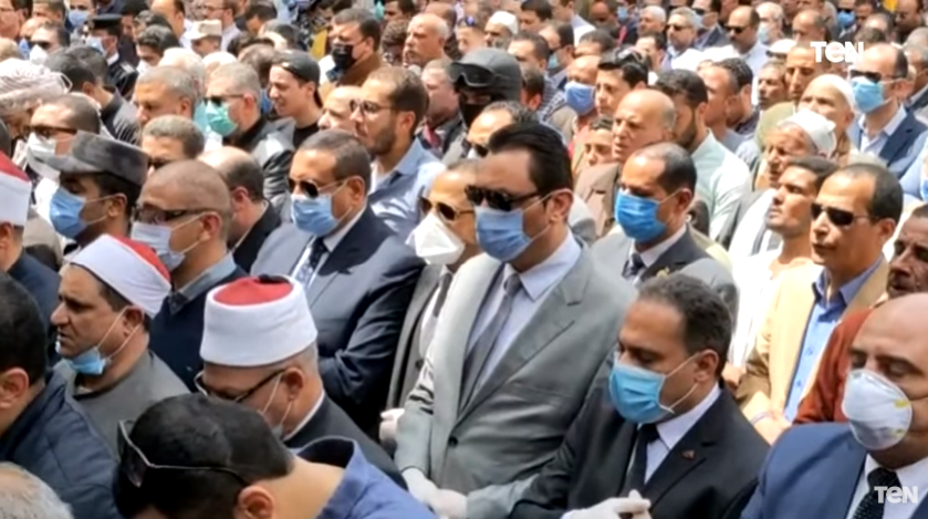 يصلون بالكمامات على الشهيد محمد الحوفي بطل حادث الاميرية