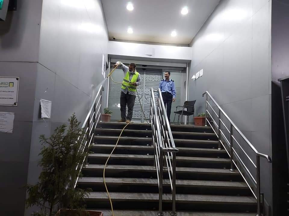 رش وتطهير المنشآت في المنيا