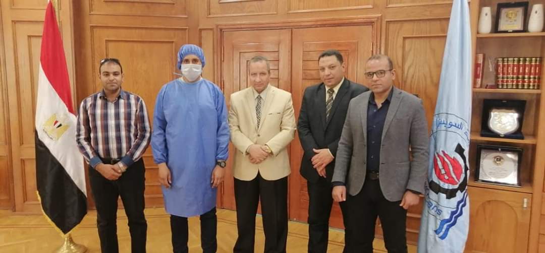 جامعة السويس تهدى وسائل وقاية لنقابة الاطباء