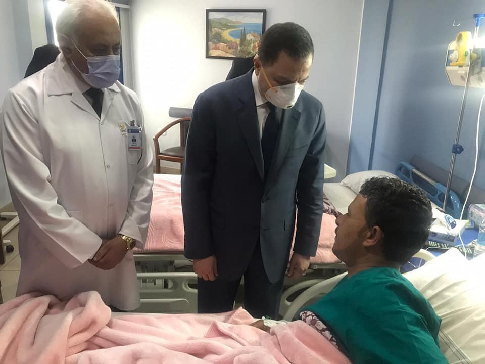 وزير الداخلية خلال زيارته لأحد المصابين بالأميرية