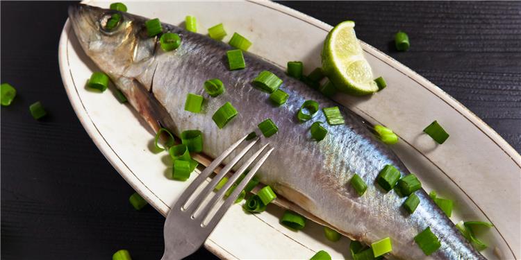 قبل شم النسيم .. نصائح لتخليل الفسيخ في المنزل