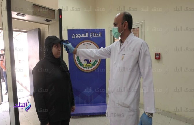 الكشف على المترددين على السجون