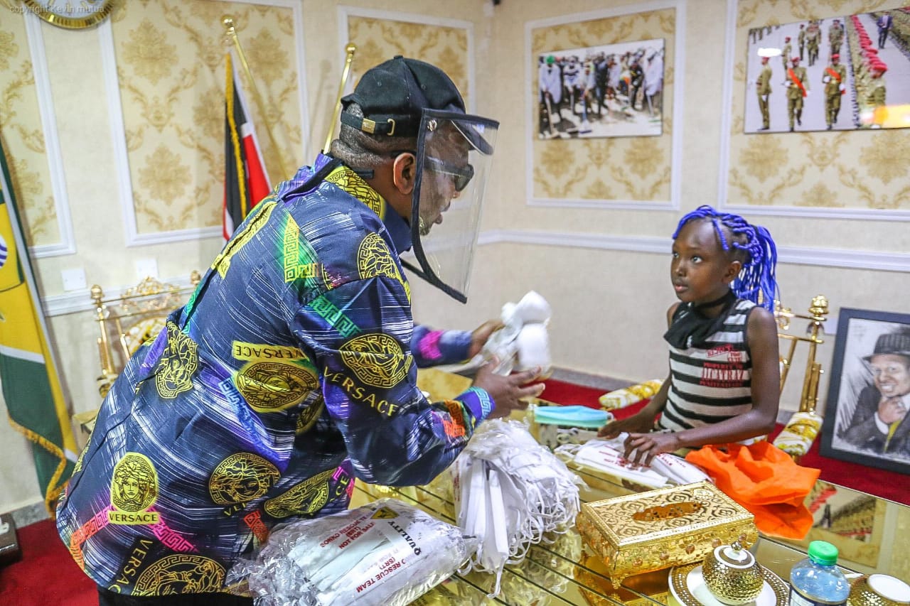 حاكم نيروبي يوزع الكونياك على الفقراء