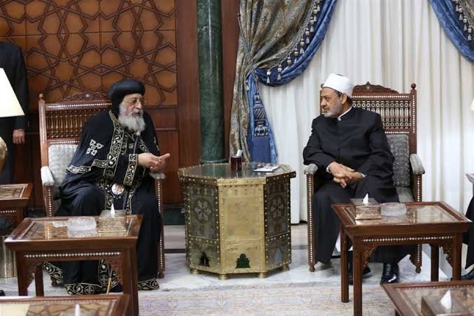شيخ الأزهر يهنئ البابا تواضروس والأقباط بـ عيد القيامة