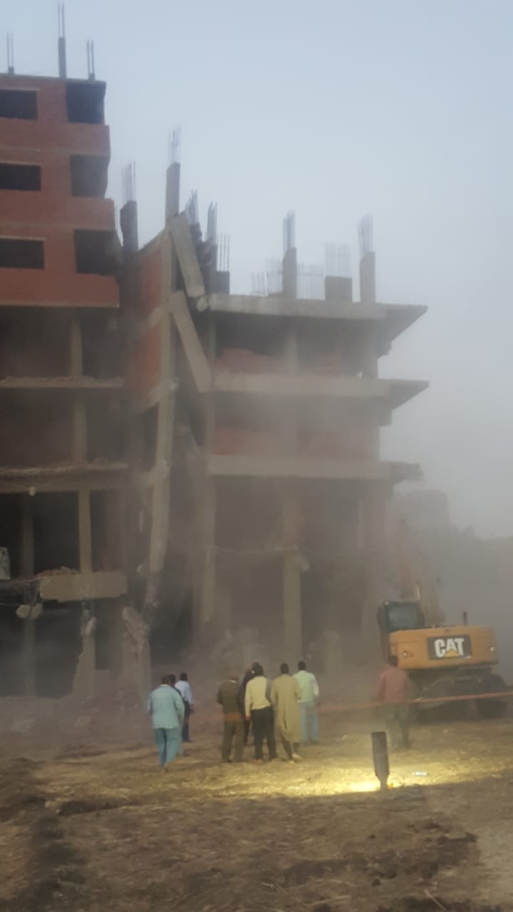 إزالة برج مخالف على نهر النيل في المنيا 