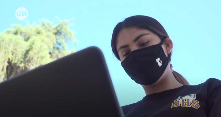 توزيع اجهزة كمبيوتر محمولة في مدرسة كاليفورنيا