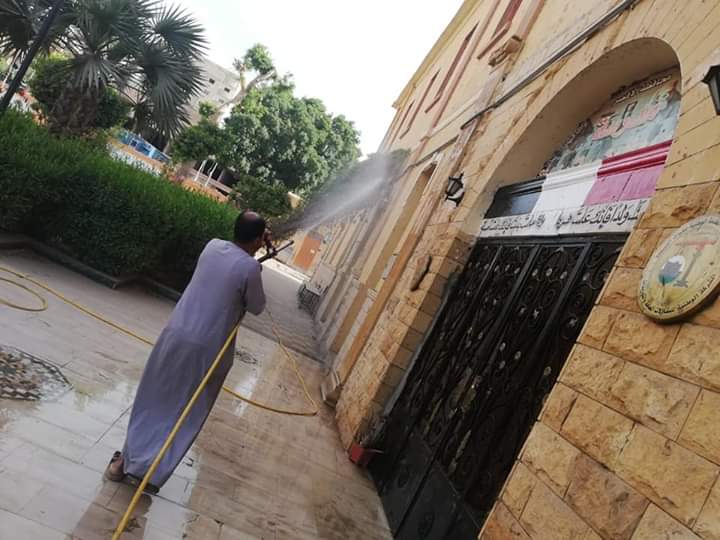 رش وتطهير المنشآت التعليمية بجنوب الأقصر