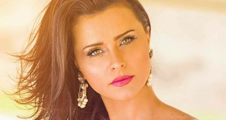 الفنانة نور