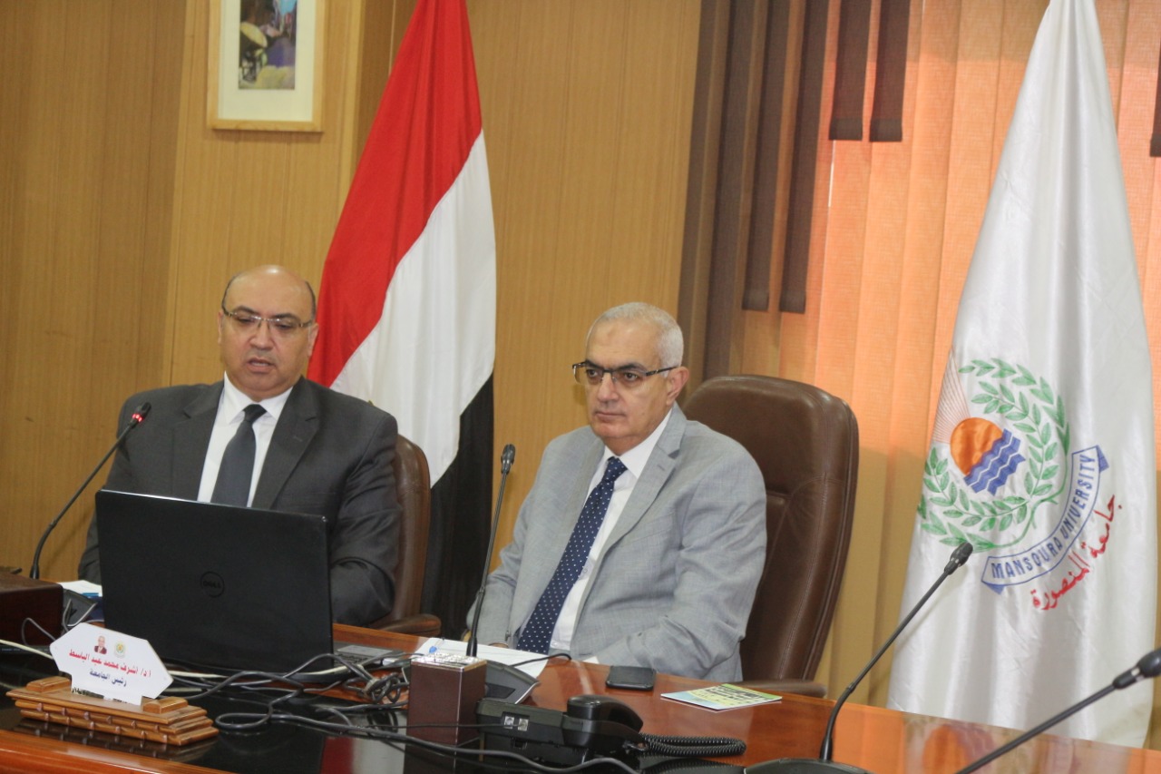 رئيس جامعة المنصورة يتابع الملتقى 