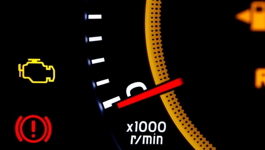 علامة التعجب في تابلوة السيارة 