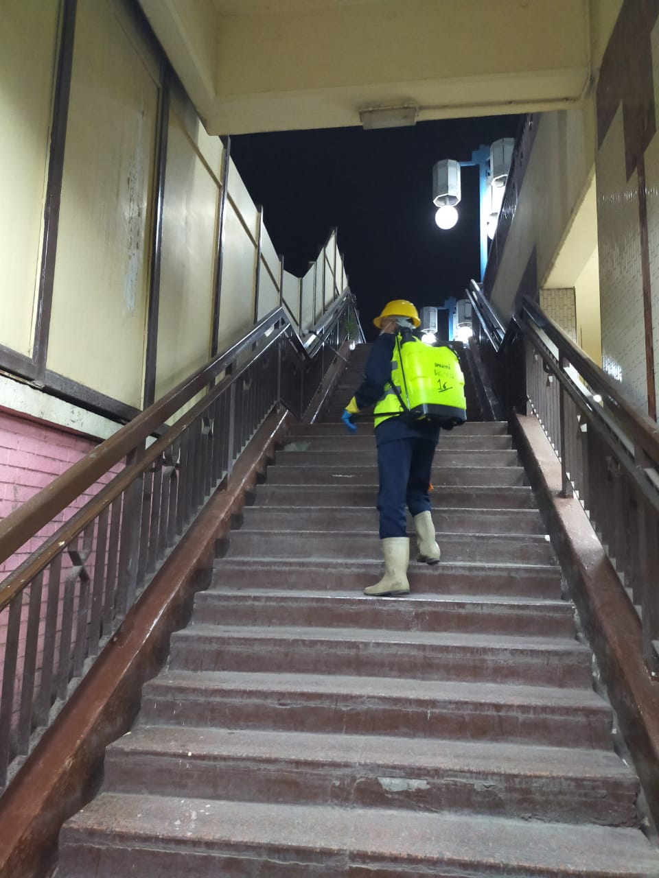 تطهير وتعقيم القطارات 