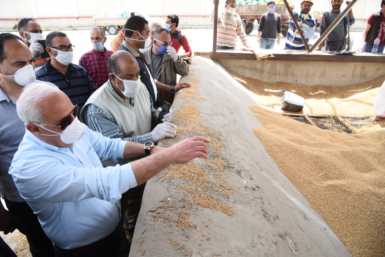 محافظ بورسعيد يتفقد سير العمل في المطاحن