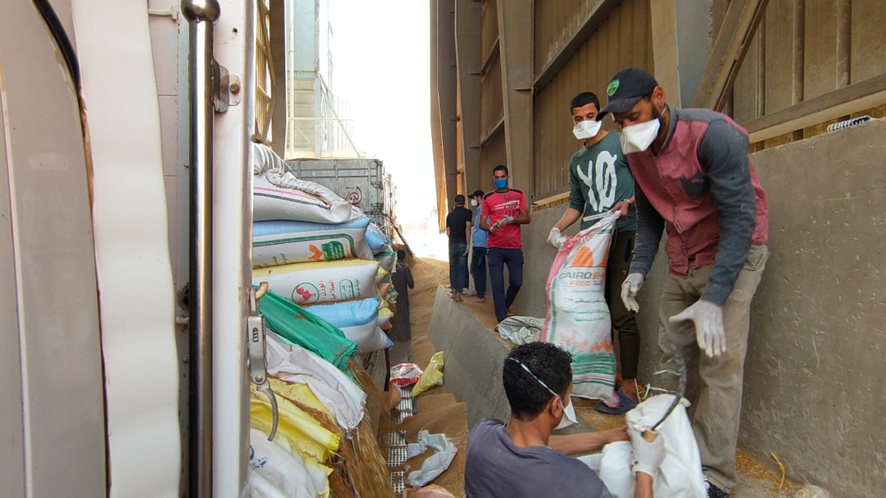 محافظ البحيرة يتفقد صوامع تخزين القمح 