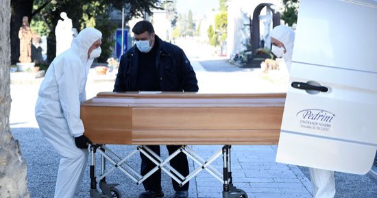 إيطاليا تعتزم رفع الحظر عن إقامة الجنائز