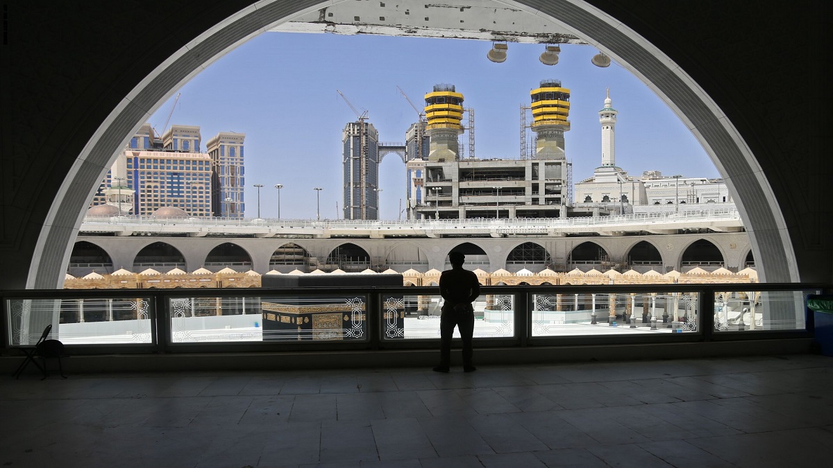 السعودية توضح حكم صلاة التراويح خلف إمام الحرم عبر التليفزيو