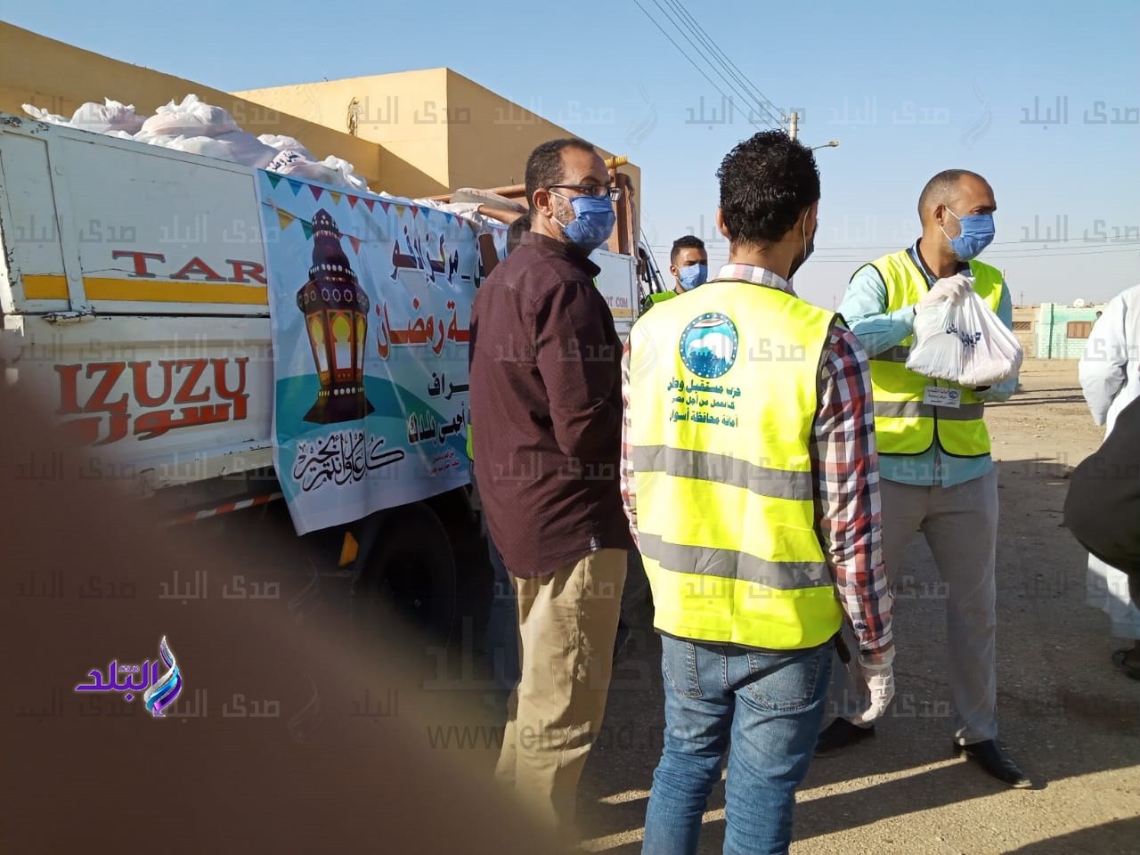 حزب مستقبل وطن يوزع مساعدات غذائية بقرى وادى الصعايدة.. صور