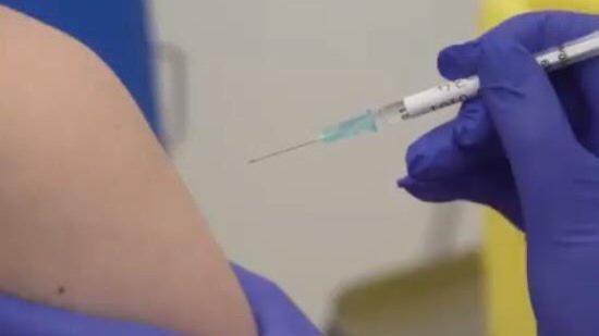 حقن أول متطوعه بـ لقاح كورونا في جامعة أكسفورد