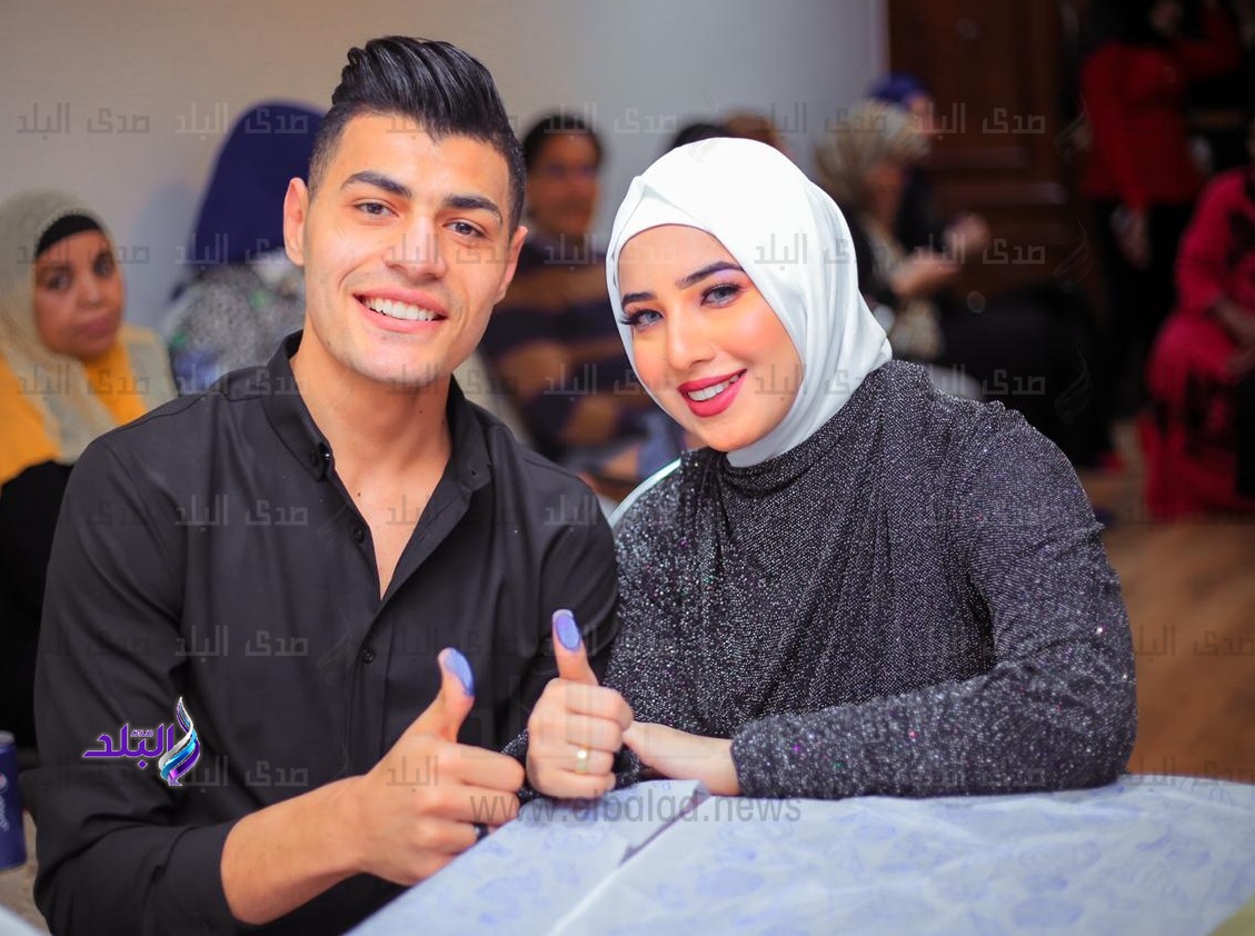 عبد الرحمن مجدى مع زوجته بعد عقد قرأنه