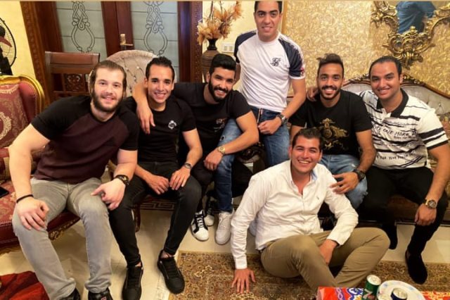 كهربا وصالح جمعة لاعبا الأهلي رفقة أصدقائهما