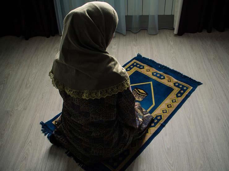 حكم صلاة المراة خلف إمام التلفزيون