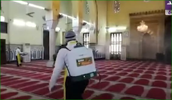 أعمال تعقيم مسجد عمر مكرم بالقاهرة