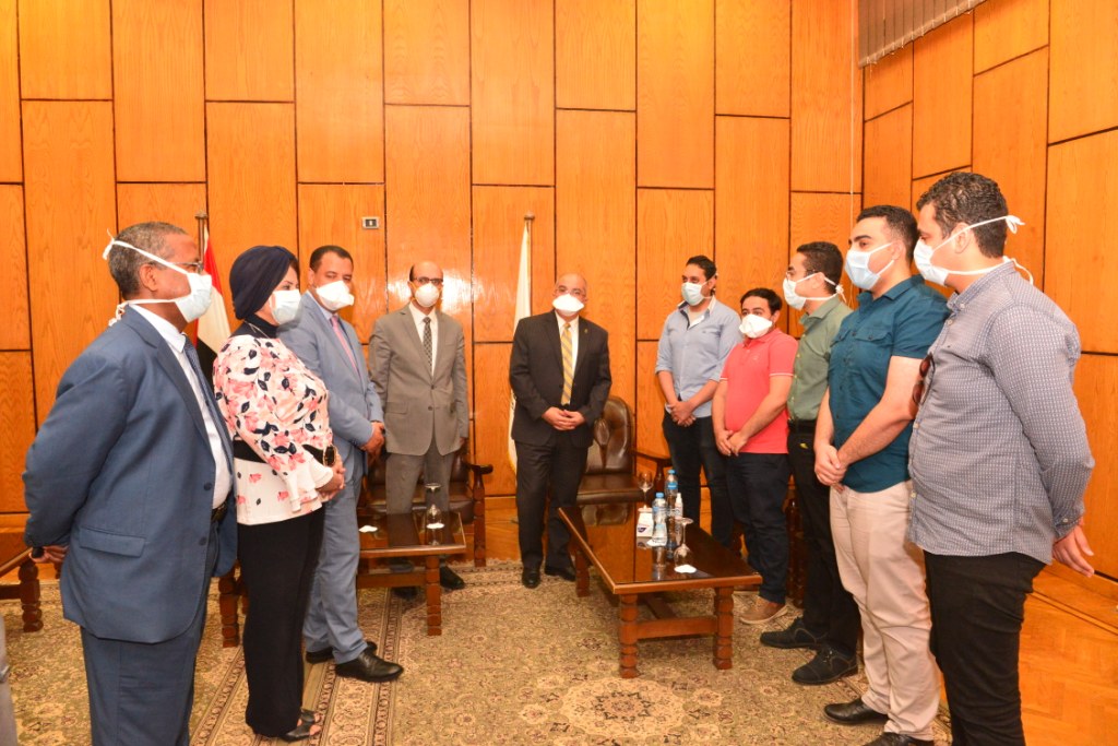 رئيس جامعة أسيوط يكرم الفريق الطبي من أبناء الجامعة بعد عودت