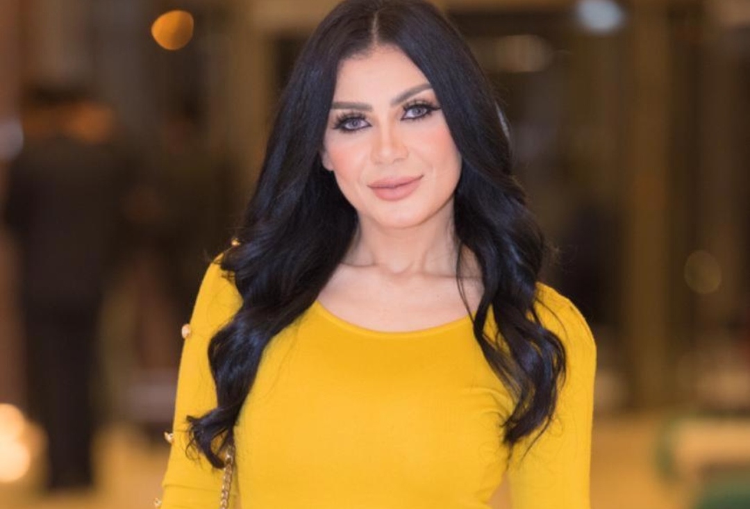 الفنانة منى ممدوح