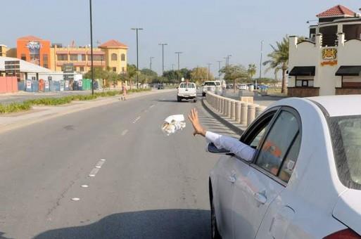 القاء قمامة