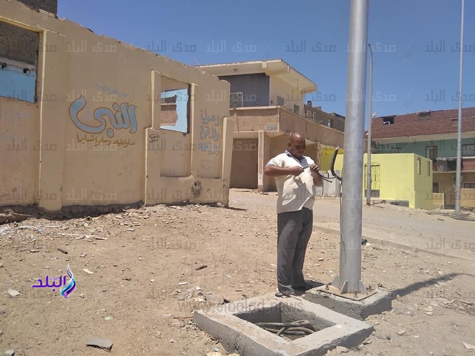 تركيب أعمدة الإنارة الجديدة بالشوارع