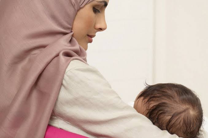 هل يجوز قراءة للقرآن أثناء الرضاعة؟.. الإفتاء ترد