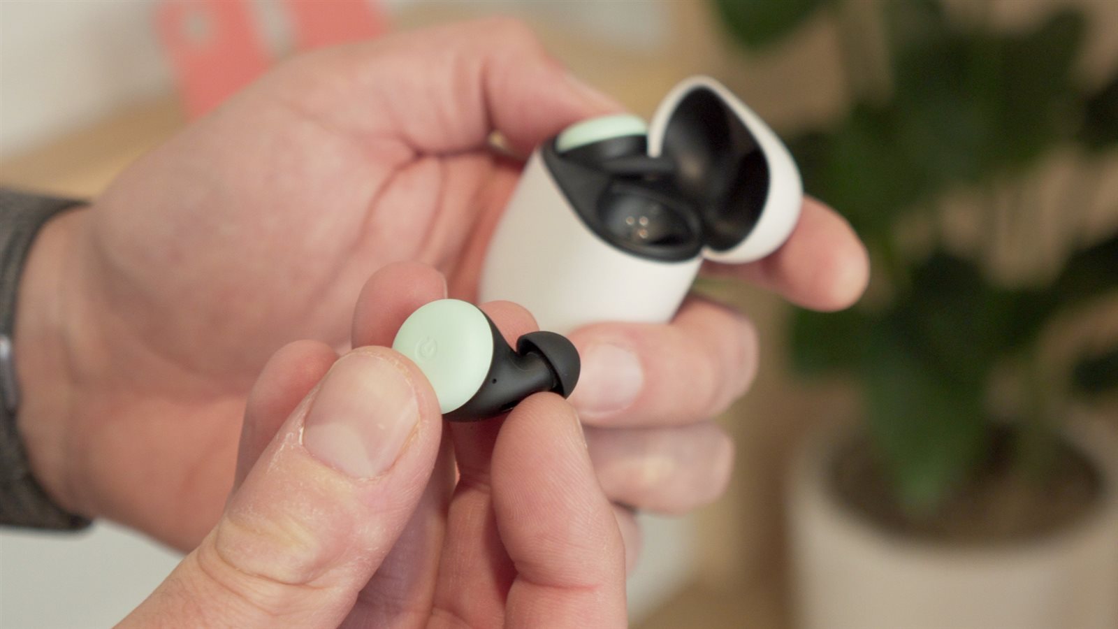 جوجل تطلق سماعات Pixel Buds الجديدة رسميًا