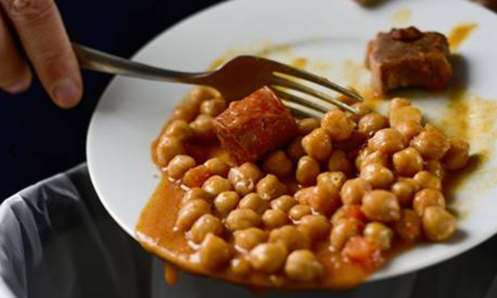 حكم بلغ بقايا الطعام أثناء الصيام دون إدراك .. اعرف الإجابة