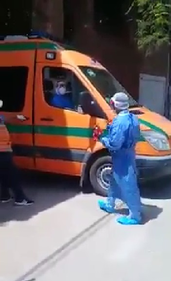 توزيع الورد على المصابين بفيروس كورونا 