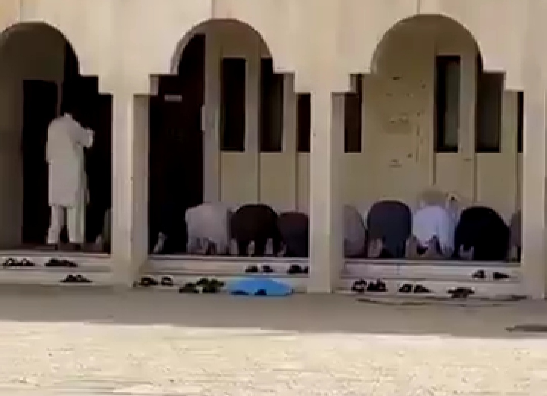 مصلون يؤدون صلاة الجماعة - كورونا مصلون يؤدون صلاة الجماعة - كورونا